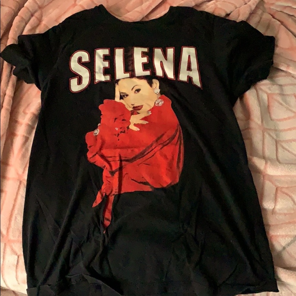 Selena Graphic Tee